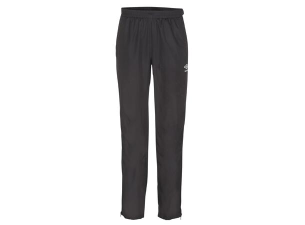 UMBRO Core Woven FZ Pant Sort XS Microfiberbukse med glidelås langs siden 