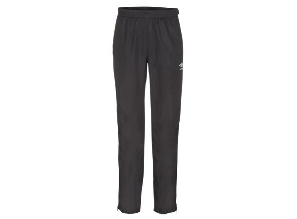 UMBRO Core Woven FZ Pant Sort M Microfiberbukse med glidelås langs siden 