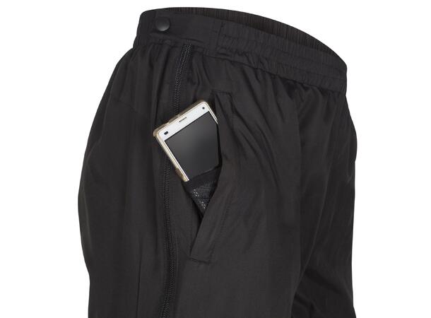 UMBRO Core Woven FZ Pant Sort M Microfiberbukse med glidelås langs siden 
