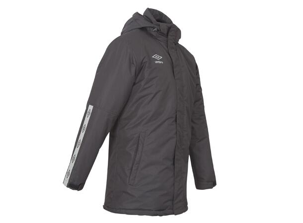UMBRO UX Elite Team Jacket jr Sort 128 Funksjonell lang vattert klubbjakke 