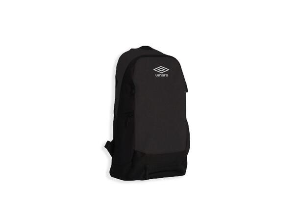 UMBRO Core Backpack Sort 15L Stilig ryggsekk med integrert ballnett